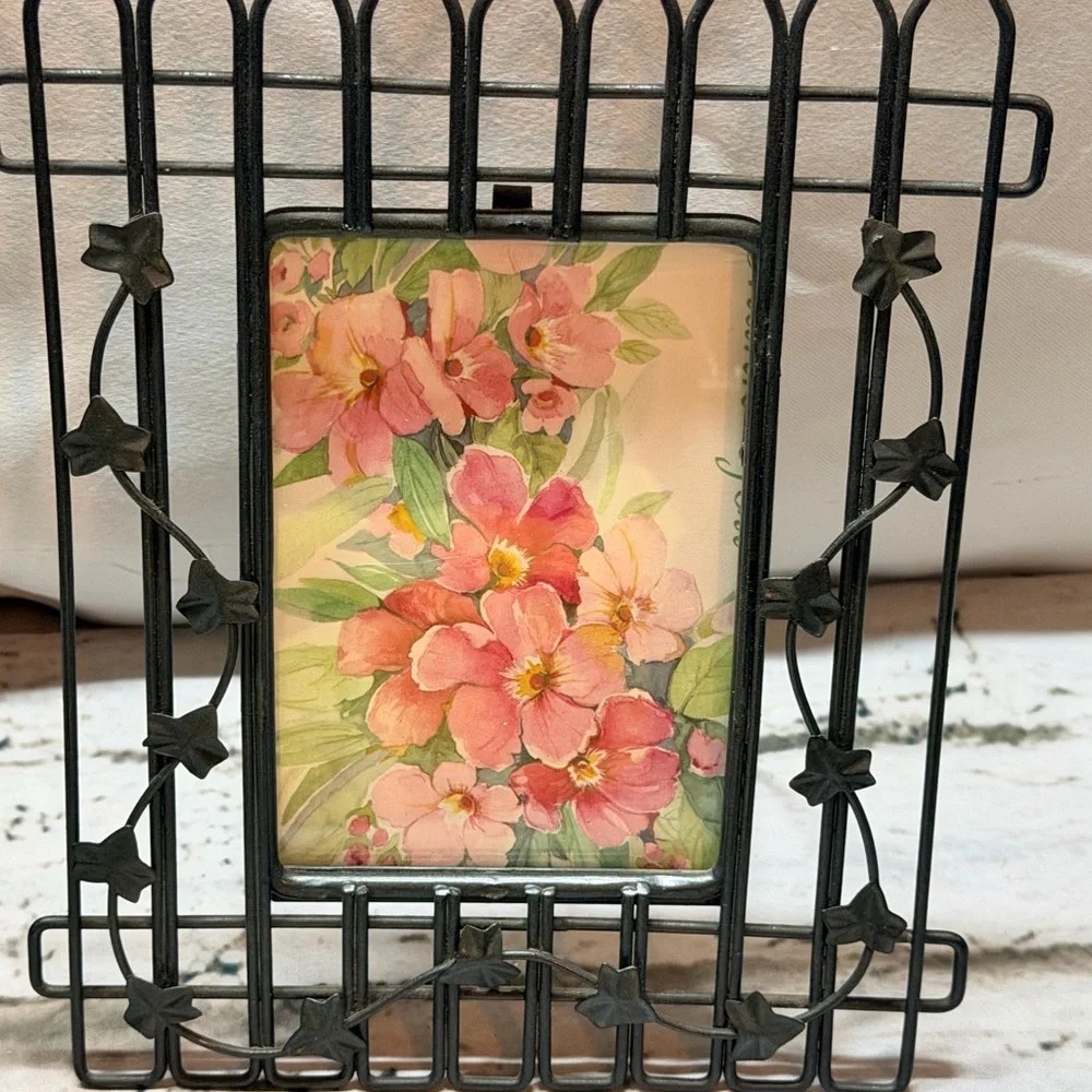 Vintage 90’s Black‎ Metal Picture Frame with leaves scroll